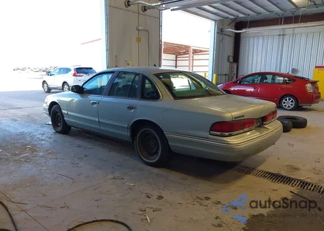 1996 Ford Crown Victoria z USA, uszkodzony, nr VIN 2FALP7367TX101761